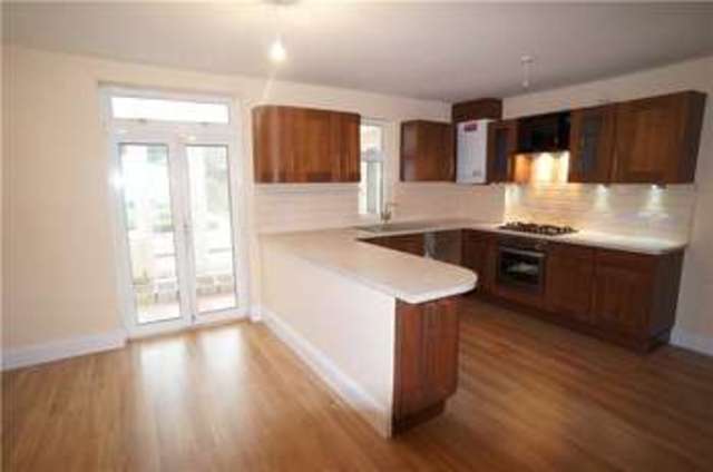  Image of 4 bedroom Terraced house to rent in Lamorna Avenue Gravesend DA12 at Gravesend Kent Gravesend, DA12 5QF