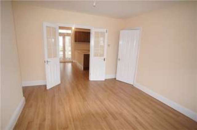  Image of 4 bedroom Terraced house to rent in Lamorna Avenue Gravesend DA12 at Gravesend Kent Gravesend, DA12 5QF
