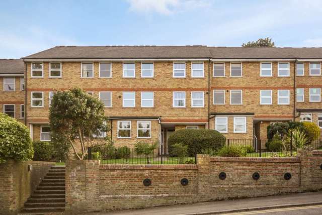  Image of 2 bedroom Flat to rent in Lincoln Court Berkhamsted HP4 at Lincoln Court  Berkhamsted, HP4 3EN