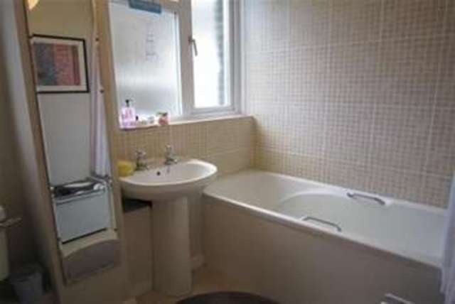  Image of 3 bedroom Flat to rent in Master Gunner Place London SE18 at London, SE18 4NQ