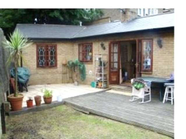  Image of 3 bedroom Bungalow to rent in Melrose Avenue London SW19 at Melrose Avenue Wimbledon Park London, SW19 8BY