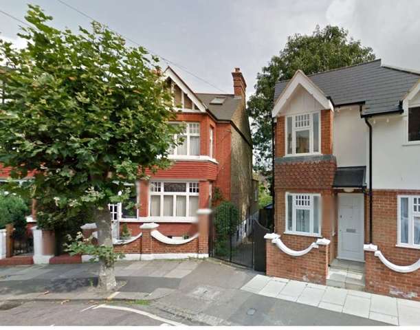  Image of 3 bedroom Bungalow to rent in Melrose Avenue London SW19 at Melrose Avenue Wimbledon Park London, SW19 8BY