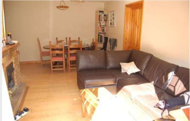  Image of 3 bedroom Bungalow to rent in Melrose Avenue London SW19 at Melrose Avenue Wimbledon Park London, SW19 8BY