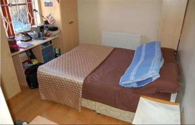  Image of 3 bedroom Bungalow to rent in Melrose Avenue London SW19 at Melrose Avenue Wimbledon Park London, SW19 8BY