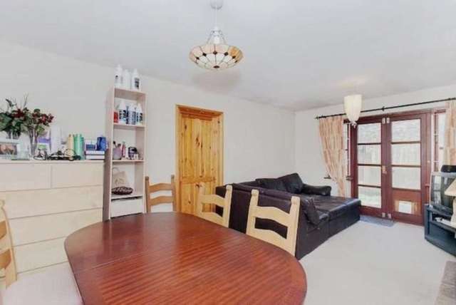  Image of 3 bedroom Bungalow to rent in Melrose Avenue London SW19 at Melrose Avenue Wimbledon Park London, SW19 8BY