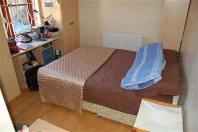  Image of 3 bedroom Bungalow to rent in Melrose Avenue London SW19 at Wimbledon Park, SW19 8BY