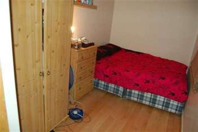 Image of 3 bedroom Bungalow to rent in Melrose Avenue London SW19 at Wimbledon Park, SW19 8BY
