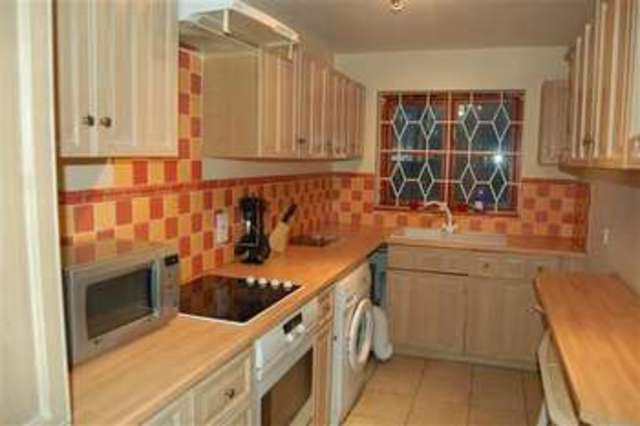  Image of 3 bedroom Bungalow to rent in Melrose Avenue London SW19 at Wimbledon Park, SW19 8BY