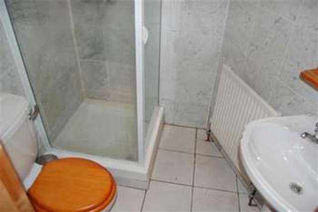  Image of 3 bedroom Bungalow to rent in Melrose Avenue London SW19 at Wimbledon Park, SW19 8BY