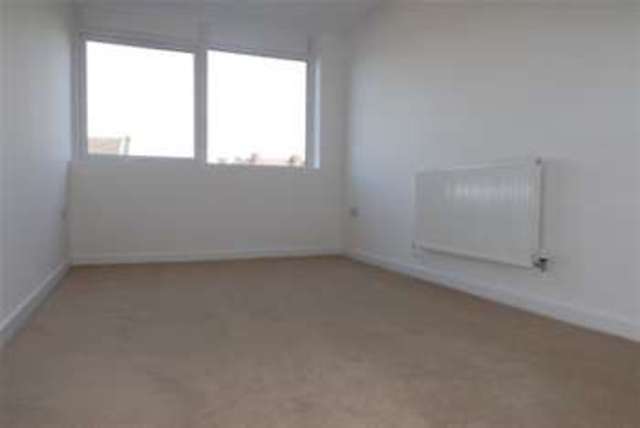  Image of 2 bedroom Flat to rent in Kingston Crescent Portsmouth PO2 at Portsmouth, PO2 8AA