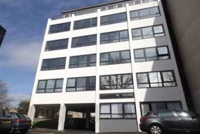  Image of 2 bedroom Flat to rent in Kingston Crescent Portsmouth PO2 at Portsmouth, PO2 8AA