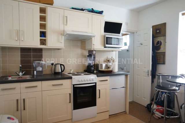  Image of Studio flat to rent in Oakley Square London NW1 at Mornington Crescent Mornington Crescent London, NW1 1NH