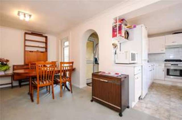  Image of 5 bedroom Detached house for sale in Pine Drive Finchampstead Wokingham RG40 at Finchampstead Wokingham Finchampstead, RG40 3LE