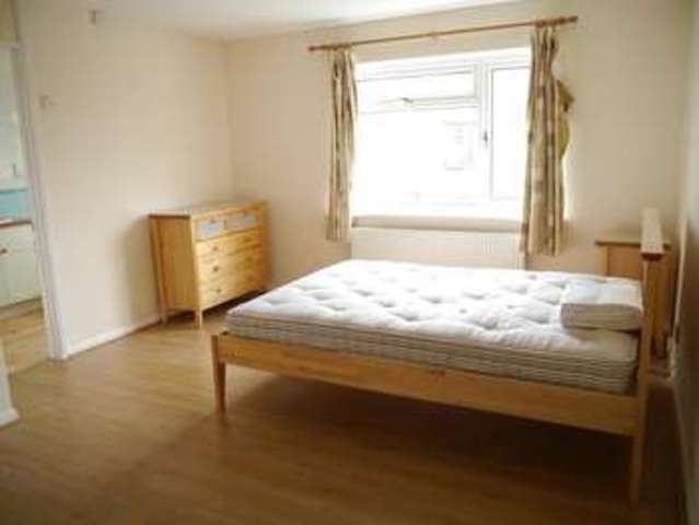  Image of 4 bedroom Terraced house to rent in Portway Close Reading RG1 at Reading, RG1 6LB
