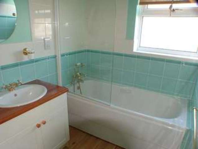  Image of 4 bedroom Terraced house to rent in Portway Close Reading RG1 at Reading, RG1 6LB