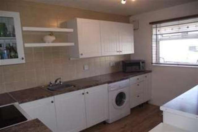  Image of 2 bedroom Flat to rent in Sutton Court Drive Rochford SS4 at Rochford, SS4 1HR