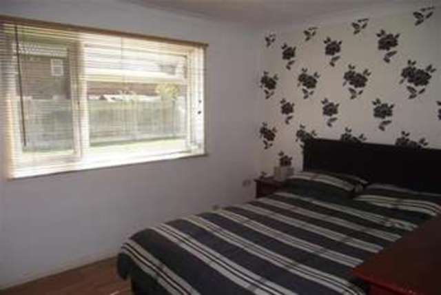  Image of 2 bedroom Flat to rent in Sutton Court Drive Rochford SS4 at Rochford, SS4 1HR