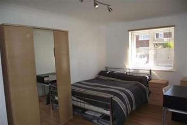  Image of 2 bedroom Flat to rent in Sutton Court Drive Rochford SS4 at Rochford, SS4 1HR