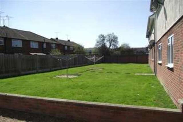  Image of 2 bedroom Flat to rent in Sutton Court Drive Rochford SS4 at Rochford, SS4 1HR