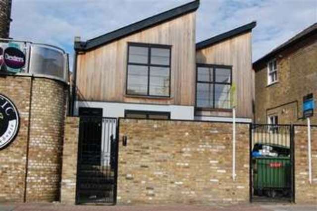  Image of 4 bedroom Town House to rent in Roehampton Lane London SW15 at London, SW15 4LB