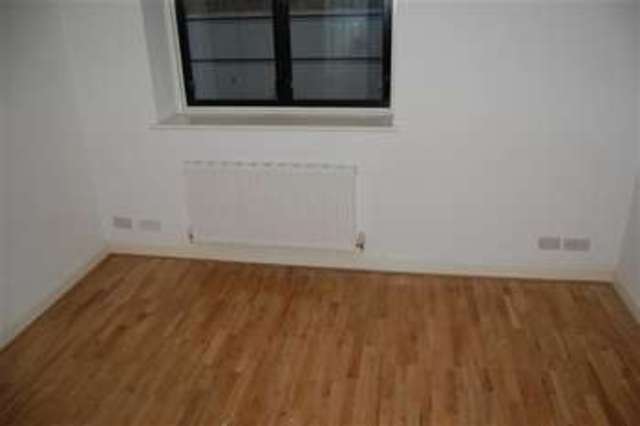  Image of 4 bedroom Town House to rent in Roehampton Lane London SW15 at London, SW15 4LB