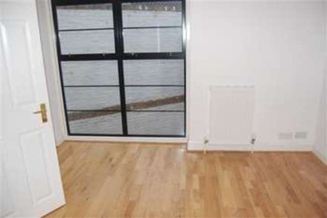  Image of 4 bedroom Town House to rent in Roehampton Lane London SW15 at London, SW15 4LB