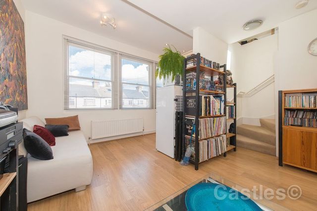  Image of 2 bedroom Flat for sale in Sandford Avenue London N22 at Sandford Avenue  Wood Green, N22 5EH