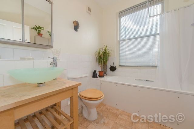  Image of 2 bedroom Flat for sale in Sandford Avenue London N22 at Sandford Avenue  Wood Green, N22 5EH