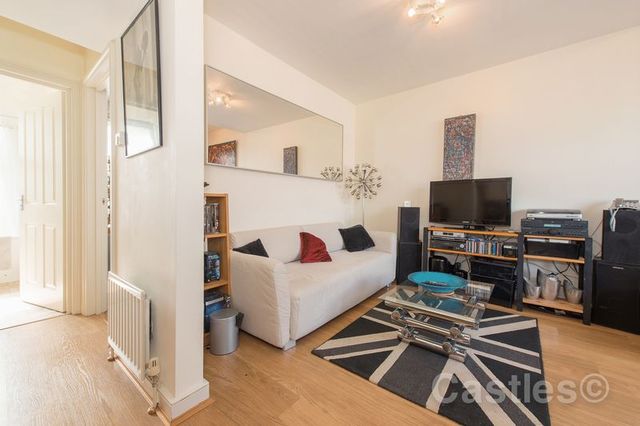  Image of 2 bedroom Flat for sale in Sandford Avenue London N22 at Sandford Avenue  Wood Green, N22 5EH
