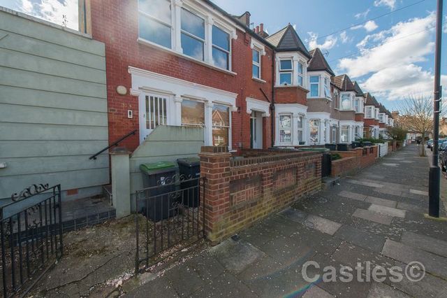  Image of 2 bedroom Flat for sale in Sandford Avenue London N22 at Sandford Avenue  Wood Green, N22 5EH