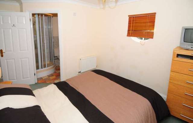  Image of 2 bedroom Apartment to rent in Newbury Road Crawley RH10 at Sandown Court, Newbury Road Worth Crawley, RH10 7SN
