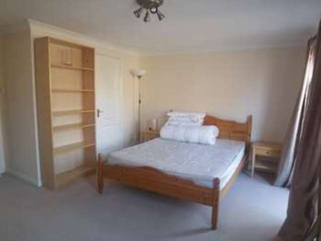  Image of 2 bedroom Flat to rent in Schooner Close London E14 at Docklands, E14 3GG
