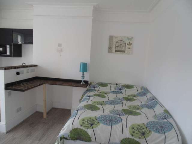  Image of 1 bedroom Studio flat to rent in South Street Reading RG1 at South Street  Reading, RG1 4RA