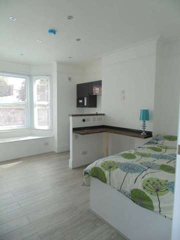  Image of 1 bedroom Studio flat to rent in South Street Reading RG1 at South Street  Reading, RG1 4RA