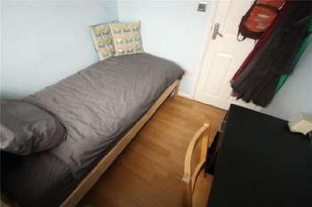  Image of 4 bedroom Terraced house for sale in Southwood Avenue Knaphill Woking GU21 at Knaphill Woking Knaphill, GU21 2EY