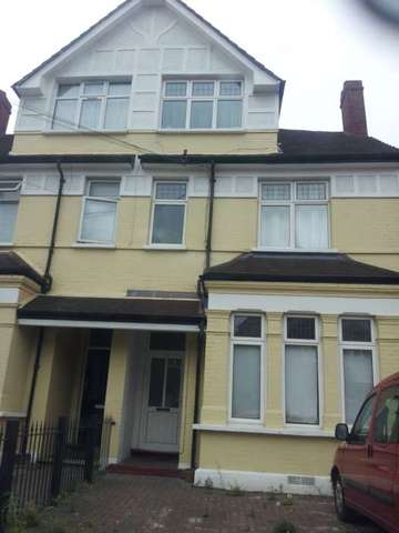  Image of 1 bedroom Flat to rent in Westwell Road London SW16 at Westwell Road Streatham Common London, SW16 5RT