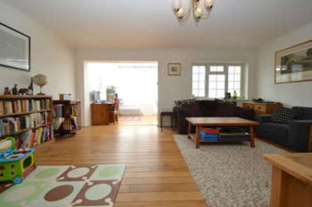  Image of 4 bedroom Terraced house to rent in Mayfair Close Surbiton KT6 at Surbiton Surrey, KT6 6RR