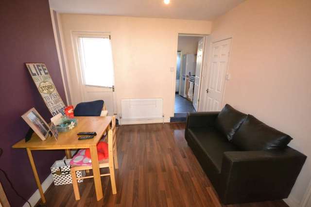  Image of 1 bedroom Flat to rent in Surrey Road Reading RG2 at Surrey Road  Reading, RG2 0EU