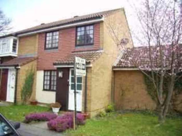  Image of 3 bedroom Terraced house to rent in Tennyson Avenue Houghton Regis Dunstable LU5 at Tennyson Avenue Houghton Regis DUNSTABLE, LU5 5UG