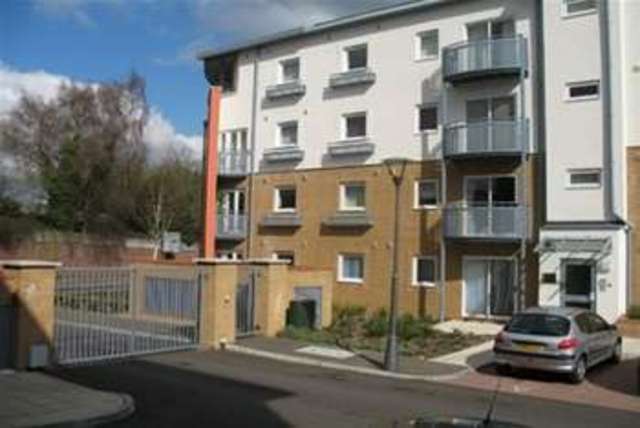  Image of 2 bedroom Flat to rent in Trafalgar Gardens Crawley RH10 at Crawley, RH10 7SU