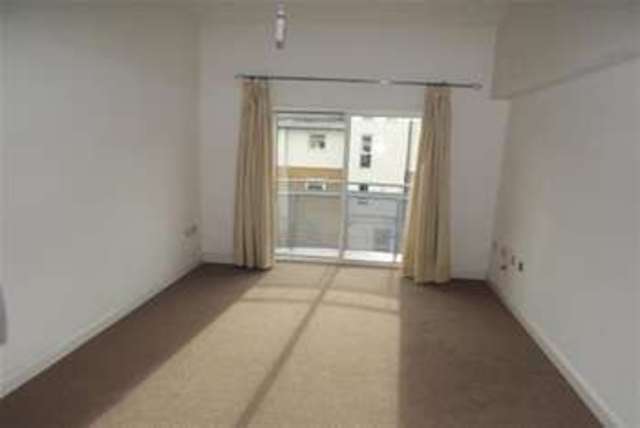  Image of 2 bedroom Flat to rent in Trafalgar Gardens Crawley RH10 at Crawley, RH10 7SU