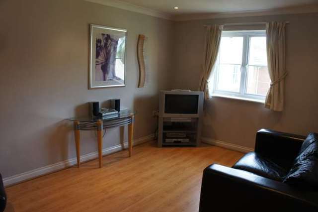  Image of 2 bedroom Apartment to rent in Tinsley Lane Crawley RH10 at Copthorne Court, Tinsley Lane Three Bridges Crawley, RH10 8AQ