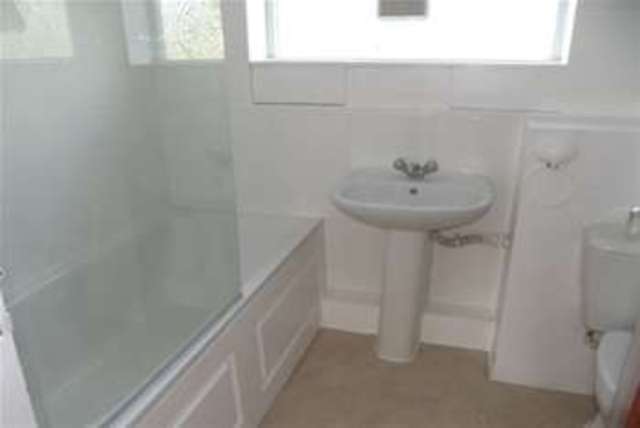  Image of 4 bedroom Detached house to rent in Sunnydale Gardens London NW7 at London, NW7 3PG