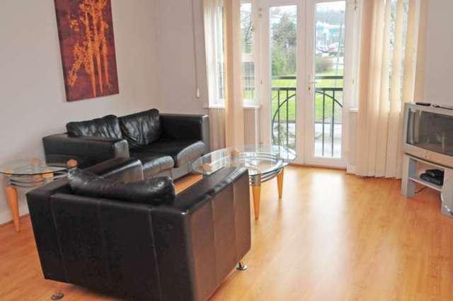  Image of 2 bedroom Apartment to rent in Three Bridges Road Crawley RH10 at Elmcroft Court Three Bridges Crawley, RH10 1JQ