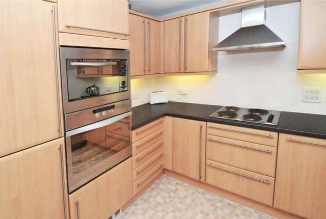  Image of 2 bedroom Apartment to rent in Three Bridges Road Crawley RH10 at Elmcroft Court Three Bridges Crawley, RH10 1JQ