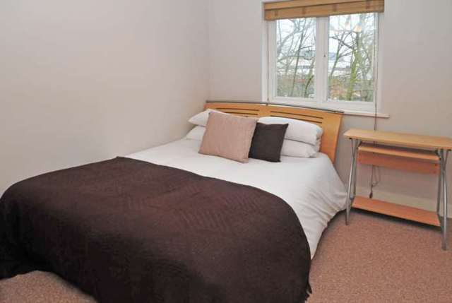  Image of 2 bedroom Apartment to rent in Three Bridges Road Crawley RH10 at Elmcroft Court Three Bridges Crawley, RH10 1JQ