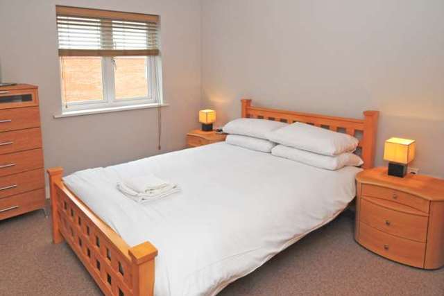  Image of 2 bedroom Apartment to rent in Three Bridges Road Crawley RH10 at Elmcroft Court Three Bridges Crawley, RH10 1JQ