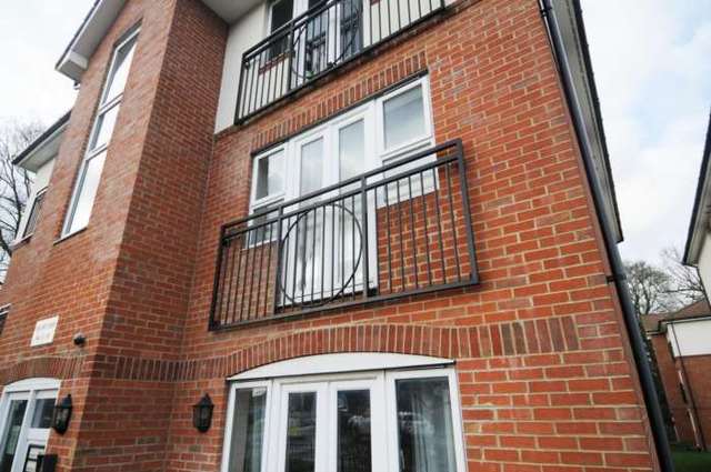  Image of 2 bedroom Apartment to rent in Three Bridges Road Crawley RH10 at Elmcroft Court Three Bridges Crawley, RH10 1JQ