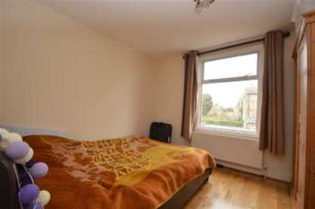  Image of 2 bedroom Apartment to rent in Upper Richmond Road London SW15 at East Putney, SW15 2RX