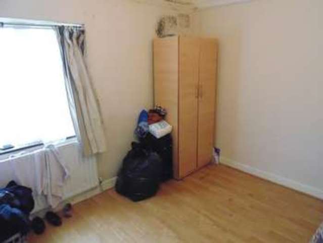  Image of 1 bedroom Flat for sale in Wiltshire Avenue Farnham Royal Slough SL2 at Wiltshire Avenue  Slough, SL2 1BA
